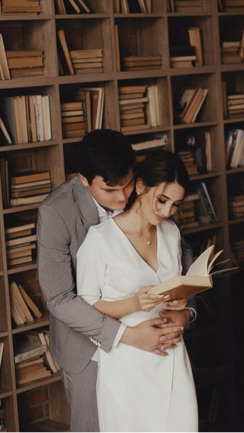 Library Prewedding Photo Ideas, Bookshop Engagement Photos, Prewedding Library, Bookstore Engagement Shoot, Book Store Engagement Photos, Bookshop Wedding, Library Couple Photoshoot, Library Engagement Pictures, Bookstore Photos