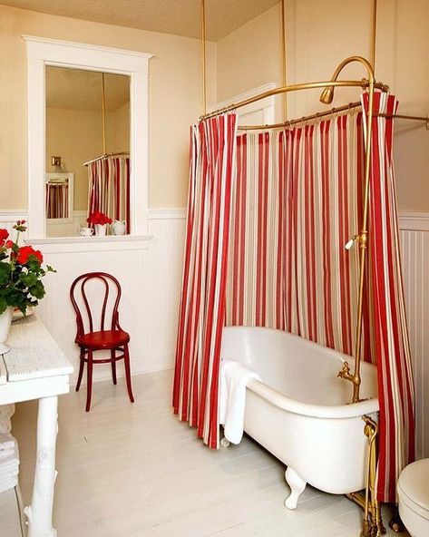 Glassette on Instagram: “A simple, beautiful, popcorn-striped bathroom🍿 Via @betterhomesandgardens Save it, share it. #GlassetteInspires #bathroomdesign…” Tiny Home Interior, Blue Bathroom Ideas, Red Bathroom, Welcome To My House, Striped Curtains, Bathroom Red, Striped Shower Curtains, Bathroom Design Ideas, Interior Plants