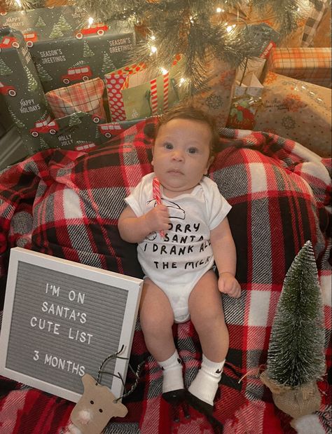 Christmas Monthly Milestone Pictures, One Month Milestone Pictures, Christmas Milestone Pictures, Milestones Quotes, One Month Milestones, Xmas Photoshoot, Milestone Ideas, Baby Captions, Tree Pictures