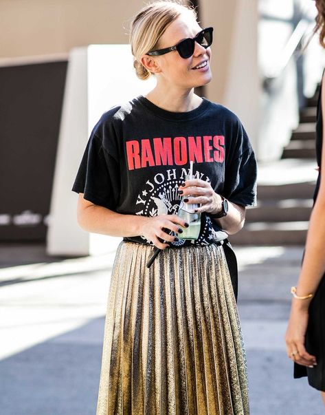 Style guide: 10 ways to wear a rock-band t-shirt | Vogue Paris Rock Band T Shirts Outfits, Rock T Shirt Outfit, Band Tshirt Outfit, Rock Band Outfits, Band Shirt Outfits, Band Tee Outfits, Rock Look, 10 Ways To Wear, The Ramones