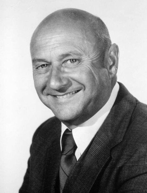 Donald Pleasence Escape To Witch Mountain, Witch Mountain, Donald Pleasence, Halloween Horror Movies, Great Escape, Classic Movie Stars, Bond Films, Bond Movies, The Great Escape