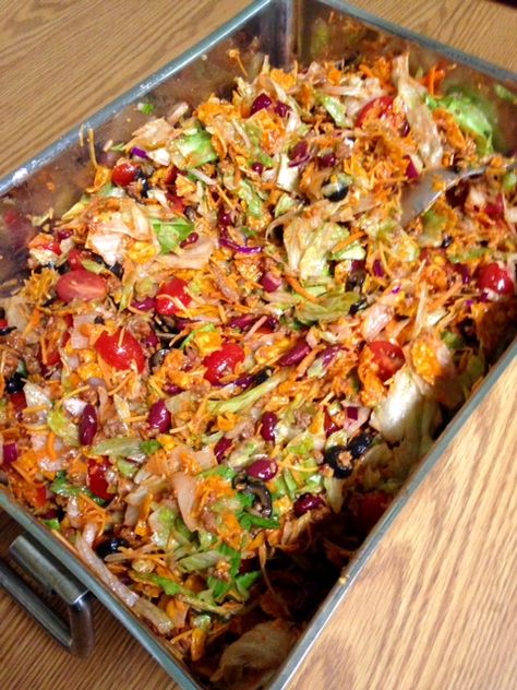 Canning and Cooking - Iowa Style - Taco Salad For A Crowd Meals For A Crowd, Salads For A Crowd, Potluck Dinner, Taco Salads, Large Group Meals, Taco Salad Recipes, Taco Pasta, Taco Pizza, Taco Dip