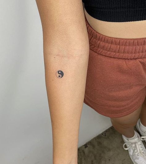 Ying Yang Tattoo Behind Ear, Tattoo Yin Yang, Septum Tattoo, Mac Miller Tattoos, Yin Yang Tattoo, Ying Yang Tattoo, Minimalist Tattoo Ideas, Yang Tattoo, Leo Tattoos