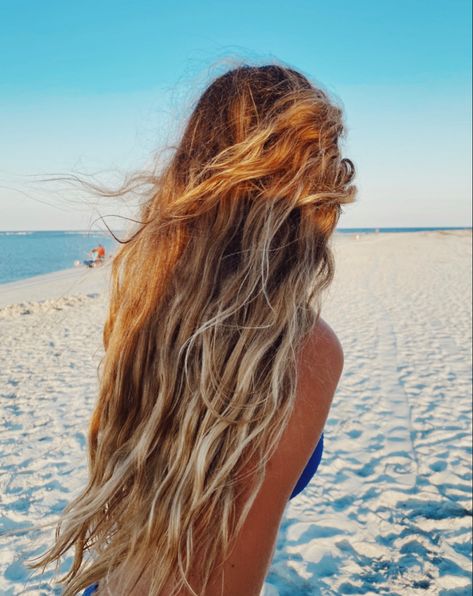 Beach Washed Hair, Beach Hair Dye Ideas, Salty Beach Hair, Bronde Beachy Hair, Blonde Beach Highlights, Surfer Brown Hair, Surfer Girl Hairstyle, Beachy Brunette Hair Sun Kissed, Beach Hair Highlights