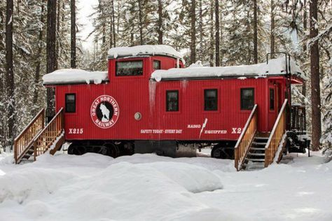 Train Caboose, Tiny House Vacation, Tiny House Swoon, Tiny House Stairs, Abandoned Train, Unusual Homes, Rail Car, Old Train, Tiny Spaces