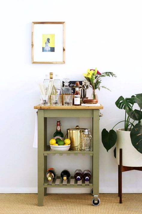 Turn a $60 Ikea Kitchen Cart Into a Gorgeous, Party-Ready Mini Bar Ideas De Mini Bar, Bar Cart Hack, Ikea Kitchen Cart, Raskog Ikea, Ikea Bar Cart, Ikea Wedding, Ikea Bekvam, Ikea Bar, Diy Bar Cart