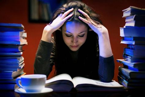 We all push studying until the last minute. Here's why we do it and how you can fight back. Andrew Shue, Tips For College Students, Studying Tips, Tips For College, Ap Biology, Brain Tricks, How To Study, How To Stop Procrastinating, Study Habits