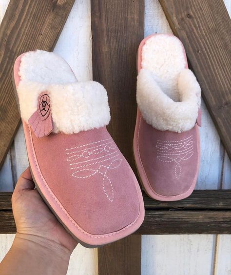 Pink Ariat Slippers, Christmas List Ideas Latina, Ariat Slippers, Mexican Shoes, Western Shoes, Preppy Shoes, Pretty Shoes Sneakers, Looks Country, Cute Shoes Heels