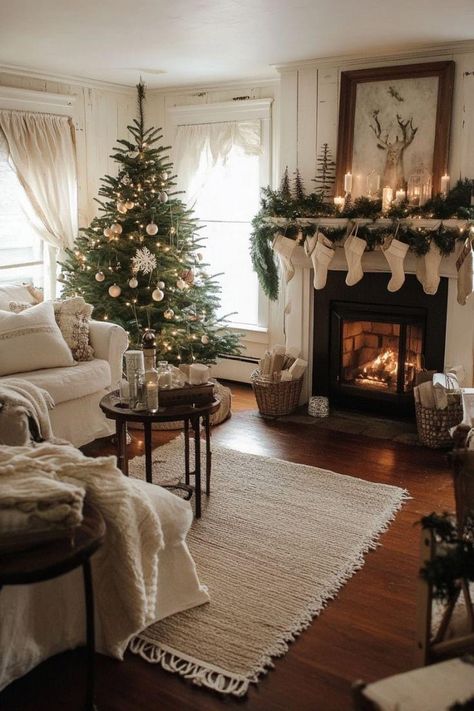 Christmas Coffee Table Decor, Cozy Christmas Decor, Christmas Decor Inspiration, Christmas Decorations Living Room, Christmas Living Rooms, Christmas Fireplace, Farmhouse Christmas Decor, Fireplace Mantel, Christmas Decor Ideas