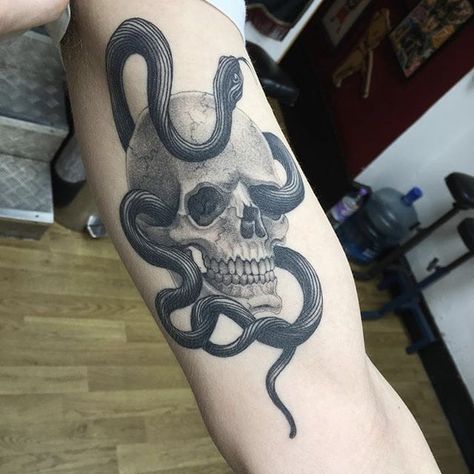 Skull and snake by Oliver Macintosh #OliverMacintosh #blackandgrey #skull #snake #tattoooftheday Skull Tattoo Designs, Skull And Snake, Dragons Tattoo, Engraving Tattoo, Inspiration Tattoos, Spooky Tattoos, Initial Tattoo, Skull Tattoo Design, Snake Tattoo