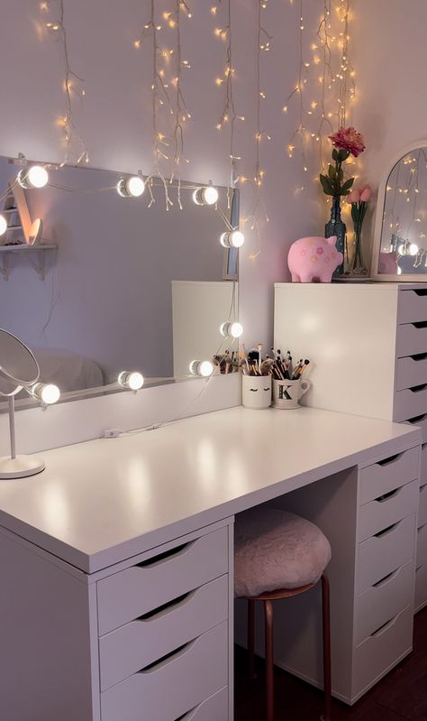 Beauty Room Vanity, Home Decor Cozy, White Room Decor, Luxury Room Bedroom, Beauty Room Decor, Dekorasi Kamar Tidur, Vanity Room, Pinterest Room Decor, Glam Room