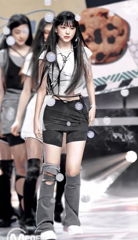 Acubi Balletcore, Haerin Outfit, Jeans Drawing, New Jeans Style, Sarada Uchiha, K Pop Idol, Kpop Outfits, Stage Outfits, Lookbook Outfits