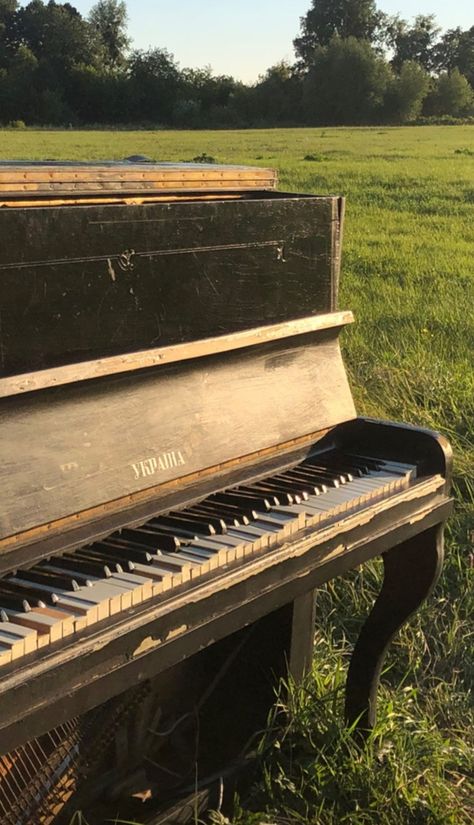 Mycore Aesthetic, Aesthetic Piano, Piano Asthetic Picture, Nature Music Aesthetic, Old Music Aesthetic, Piano Cottagecore, Old Piano, Cottagecore Piano Aesthetic, Old Piano Aesthetic