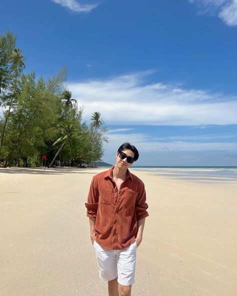 Guy Beach Pictures, Aesthetic Beach Outfits Men, Beach Poses For Men, Men Beach Poses, Boy On Beach, Plane Hacks, Beach Poses Men, Outfit Cowok, Vacation Outfits Men