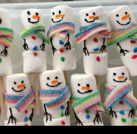 Snowman Marshmallows, Marshmallow Snowmen, Marshmallow People, Sommer Mad, Winter Snack, Marshmallow Snowman, Food Art For Kids, Christmas Foods, Christmas Food Desserts