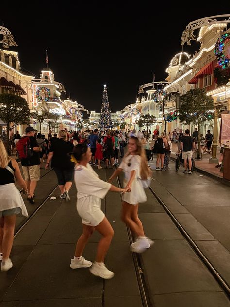 Disney Ride Picture Poses, Disney World Pics With Friends, Disneyworld Christmas Aesthetic, Disney With Best Friend, Walt Disney World Photo Ideas, Magic Kingdom Photo Ideas, Disney Besties, Disney Outfit Ideas, Disney World Aesthetic