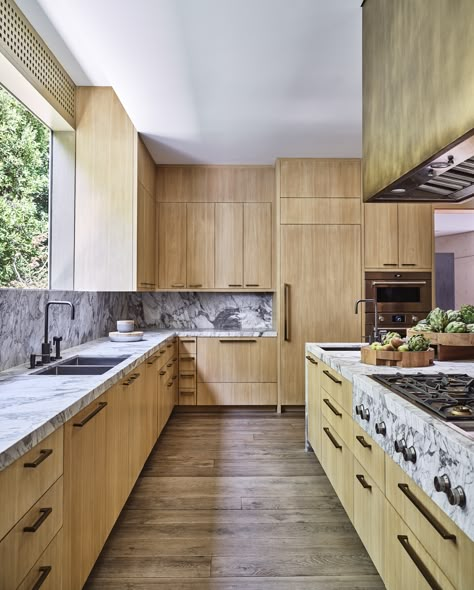 Kelly Wearstler Interiors - Kitchen: This wooden kitchen interior design style features wooden kitchen cabinets and marble countertops. Tap the pin for more kitchen inspiration, kitchen decor, wooden backsplash references and kitchen ideas. #KitchenDesignIdeas #ModernKitchen #InteriorDesignIdeas Kelly Wearstler Interiors Kitchen, Kitchen Kelly Wearstler, Burl Kitchen Cabinets, Kelly Wearstler Kitchen, Kelly Wearstler Tile, Wooden Backsplash, Eclectic Kitchen Design, Kelly Wearstler Interiors, Floor Marble