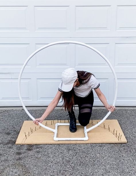 Circle Stand Balloon Decor, Pvc Archway Diy, Pvc Pipe Arch Diy, Diy Circle Arch Pvc, How To Make A Backdrop For Party, Pvc Projects Diy Ideas, Balloon Circle Arch, Diy Pvc Pipe Backdrop, Diy Pvc Pipe Projects