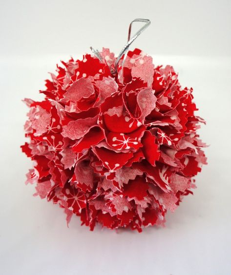 Christmas Fabric Baubles ~ Christine's Crafts - how to make Holiday Fabric Crafts, Book Christmas Tree, Christmas Fabric Crafts, Fabric Balls, Quilted Ornaments, Quilted Christmas Ornaments, Fabric Ornaments, Fabric Christmas Ornaments, Christmas Ornament Crafts