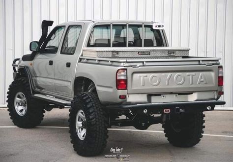 Toyota Hilux 4x4 Modified, Toyota Hilux Offroad, Highlander Toyota, Toyota Trucks 4x4, Toyota Surf, Car Stunt, Toyota Pickup 4x4, Best Pickup Truck, Cars Toyota