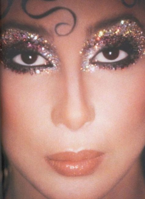 Kevyn Aucoin: icónico | MakeUpArgentina -Paola Rodriguez- Cher Makeup, 70s Disco Makeup, Moda Disco, 1970s Makeup, Disco Makeup, Look Disco, Party Make-up, 70s Makeup, Disco 70s