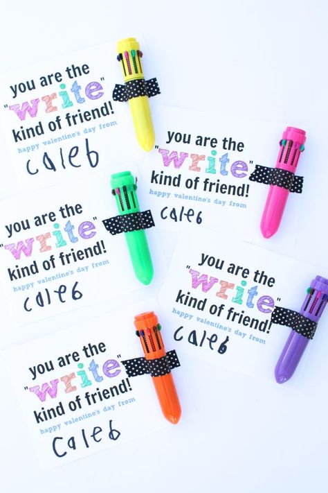 These non-mushy, candy-free "You are the 'Write' Kind of Friend" Shuttle Pen Valentines are perfect for preschoolers and school-aged children. Pen Valentines, Class Valentines Gifts, Valentines Diy Kids, Kindergarten Valentines, Friends Valentines Day, Class Valentines, Valentine Gifts For Kids, Preschool Valentines, Friends Valentines