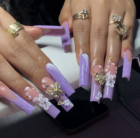 Baddie Bling Nails Purple, Purple Lace Nails, Lilac And Gold Nails, Purple Birthday Nails, Rapunzel Quinceanera, Lavender Acrylic Nails, Nails Quince, Lilac Nails Design, 16 Nails