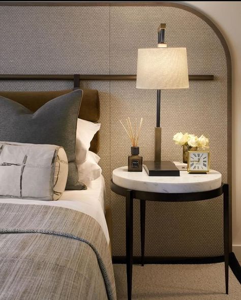 Modern Luxurious Bedrooms Classy, Luxury Guest Bedroom, Dresser Aesthetic, Luxury Dresser, Hotel Room Interior, Classy Rooms, Bedroom Decor On A Budget, Bedside Table Decor, Luxury Hotel Room