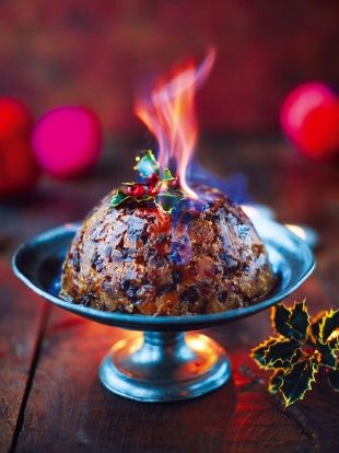 No Christmas dinner would be complete without a Christmas pudding recipe, and this Jamie Oliver classic is a real beauty. Filled with dried fruit and nuts. Christmas Pudding Desserts, Christmas Sundaes, Traditional Christmas Pudding Recipe, Jamie Oliver Christmas, Christmas Pudding Recipes, Cake Light, Figgy Pudding, Christmas Cookbook, Jamie Oliver Recipes