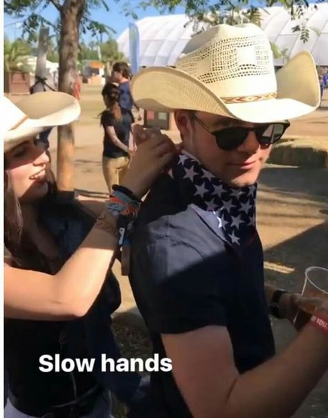 Niall at the music festival "Stagecoach" in Los Angeles - April 29. Niall Aesthetic, Irish Pizza, Niall Horan Outfits, Niall Horan News, Pizza Guy, Irish Princess, Irish Boys, James Horan, April 29