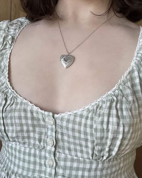 Brandy Melville Jewelry Necklaces, Jewelry Brandy Melville, Brandy Necklace, Blair Top, Brandy Melville Jewelry, Heart Locket Necklace, Heart Shaped Necklace, Green Heart, Delicate Jewelry