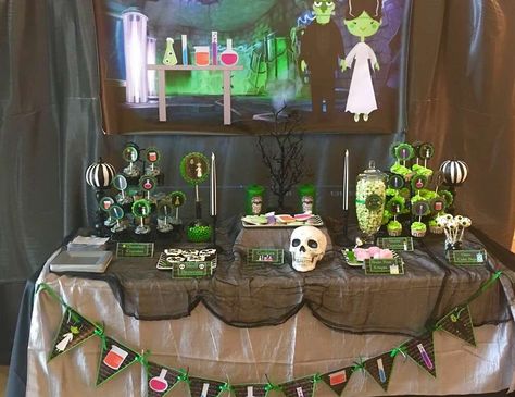 Frankenstein Party Decorations, Frankenstein Theme Party, Frankenstein Birthday Party, Frankenstein Party Ideas, Frankenstein Birthday, Frankenstein Party, Frankenstein Halloween Party, Halloween Mad, Book Decorations