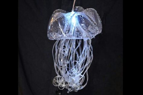 Jellyfish made from plastic bottle Jellyfish Lantern, Diy Jellyfish, Dory Party, Recycling Art, Diy Plastic Bottle, Book Corner, Recycled Art Projects, Glass Rocks, Trash Art