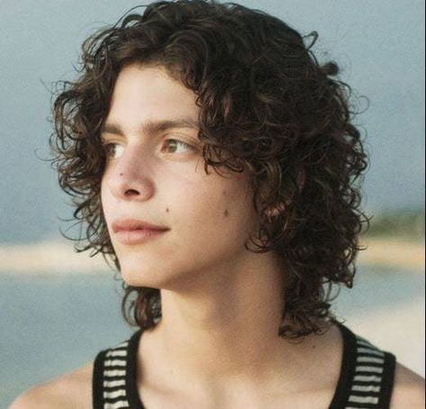 Long curly boys haircut Medium Curly Bob, Pinterest Men, Long Layered Curly Hair, Boys Curly Haircuts, Curly Boy, Long Bob Blonde, Boy Haircuts Long, Bob Haircut Curly, Layered Curly Hair