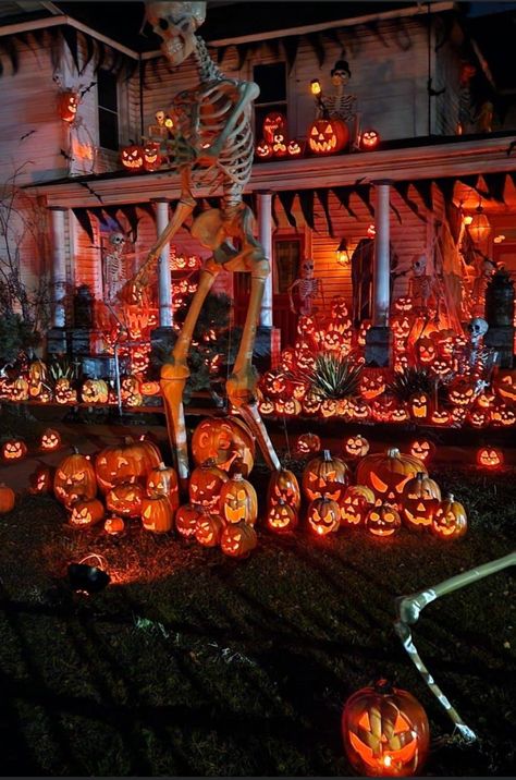 Halloween Outside, Scary Halloween Decorations, Halloween Porch, Halloween Yard, Halloween Magic, Halloween Displays, Halloween Haunted Houses, Fall Halloween Decor, Halloween Deco