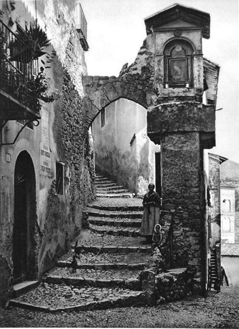 Italy. Old Building Photography, Midnight City, Black And White Photo Wall, Building Photography, Gelli Arts, Architecture Design Sketch, Canvas Painting Tutorials, Eye Of The Beholder, Cool Small Tattoos