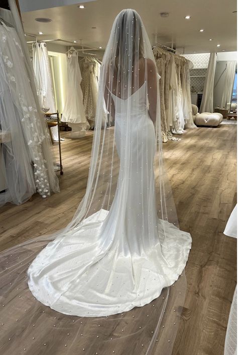 Minimalist Wedding Dresses With Veil, Cathedral Pearl Veil, Wedding Veil Minimalist, Long Pearl Veil, Long Vail, Pearl Wedding Veil, Veil With Pearls, Floor Length Veil, Plain Wedding Dress