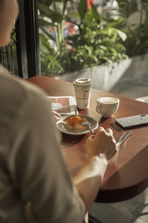 People Drinking Coffee Photography, Coffee Shop Ambience Photography, Tea Shop Photography, Cafe Lifestyle Photography, Cafe Food Photography Ideas, Bistro Photography, Cafe Food Photography, Bistro Branding, Cafe Shoot