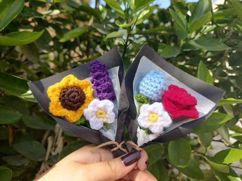 Mini Flower Bouquet Crochet, Crochet Mini Bouquet, Mini Bouquet, Crochet Flowers Easy, Crochet Bouquet, Crochet Keychain Pattern, Crochet Business, Crochet Girls, Crochet Flower Tutorial