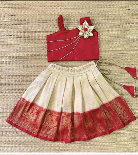 Newborn Pattu Langa, Pattu Pavadai Designs, Baby Lehenga, Pavadai Sattai, Onam Outfits, Pattu Langa, Gown Designs, Kids Skirt, Kid Dress