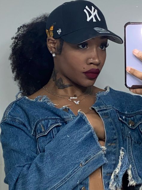 Girls With Fitted Hats, Fitted Hat Outfit Black Women, Ponytail With Hat, Yankee Hat Outfits Women, Hairstyles With A Hat, Fitted Hat Outfit, Hair Puff, Try On Hairstyles, Cute Curly Hairstyles