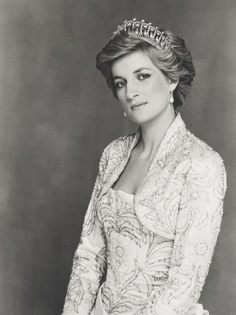 Princess Diana Jewelry, Princess Diana Fashion, Royal Women, Princess Diana Pictures, Romantic Photos Couples, Princes Diana, Diana Fashion, Lady D, Mario Testino