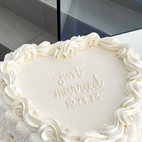 Mumu Weddings on Instagram: "Part of @bakedbyjulie_ ‘s ‘Just Married’ series 🤍✨ now it’s time for cake…" Just Married Sheet Cake, Wedding Cake Writing, Just Married Party, Just Married Wedding Cake, Just Married Cake, Elopement Cake, One Tier Cake, Circle Cake, Single Tier Cake