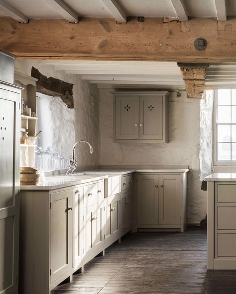 Classic English Kitchen, Farmhouse Kitchen Decor Ideas, Country Cottage Kitchen, Barn Kitchen, Devol Kitchens, Country Kitchen Designs, English Kitchen, English Kitchens, Kitchen Decor Ideas