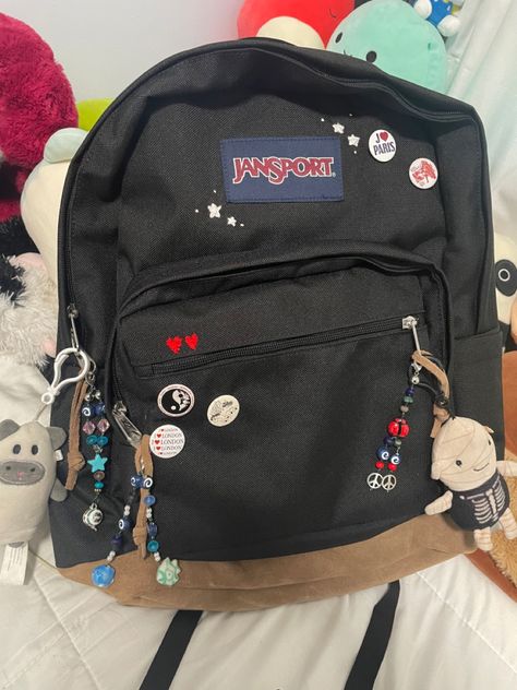 Jansport Bag With Pins, Jansport Black Backpack, Jansport Backpacks Decoration, School Bag Jansport, Black Backpack With Pins, Bookbag Decorations, Backpack Accessories Aesthetic, Backpack Ideas Aesthetic, Jansport Backpacks Aesthetic Pins