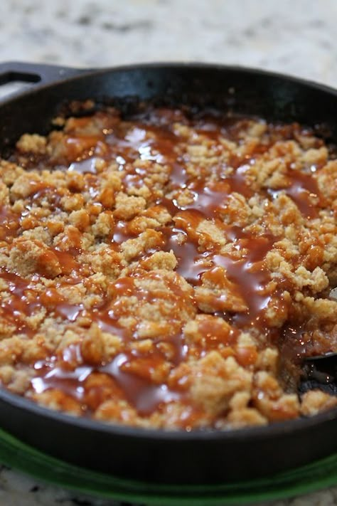 Salted Caramel Apple Crumble Caramel Apple Crumble, Apple Crumble Recipe, Iron Skillet Recipes, Cream Butter, Crumble Recipe, Water Sea, Apple Crumble, Cast Iron Cooking, Apple Desserts