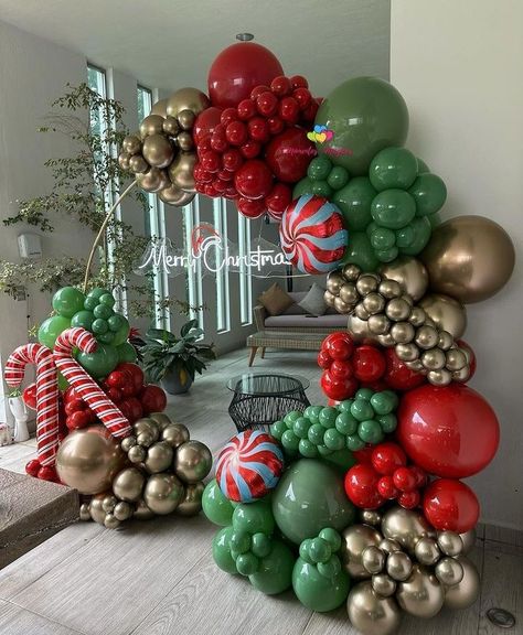 Balloon Arch For Christmas, Friendsmas Backdrop Ideas, Christmas Ornament Backdrop, Holiday Balloon Arch, Christmas Decor Ideas Balloons, Christmas Balloon Backdrop Ideas, Christmas Balloon Arch Ideas, Work Christmas Party Decorations, Circle Backdrop With Balloons