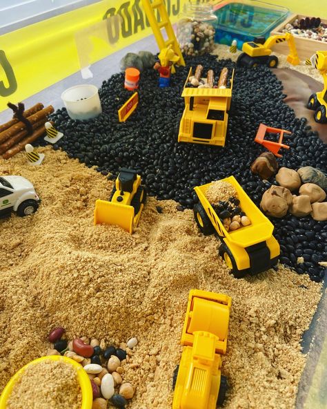 Construction site sensory bin with bulldozer, excavator, front end loader, dump truck, pond, gravel, logs, construction workers, rocks and mud. Preschool Construction, Toddler Sensory Bins, Sensory Tub, Sensory Activities Toddlers, Baby Play Activities, Nursery Activities, Construction Activities, Toddler Sensory, Baby Learning Activities