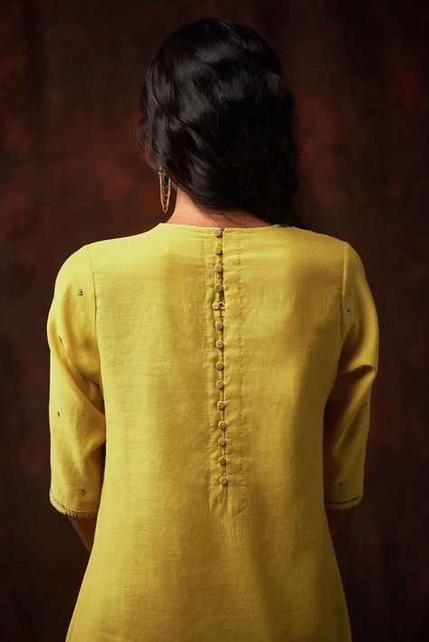 Silk Kurti Designs, Kurti Sleeves Design, Kurta Patterns, Good Earth, Simple Kurta Designs, Designer Kurti Patterns, Simple Kurti Designs, Neck Designs For Suits, Salwar Designs