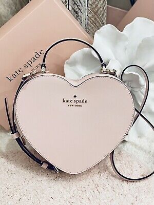 Purses Aesthetic, Tas Lv, Valentines Day Bags, New York Love, Purse Aesthetic, Kate Spade Heart, Aesthetic Bags, Fancy Bags, Heart Bag